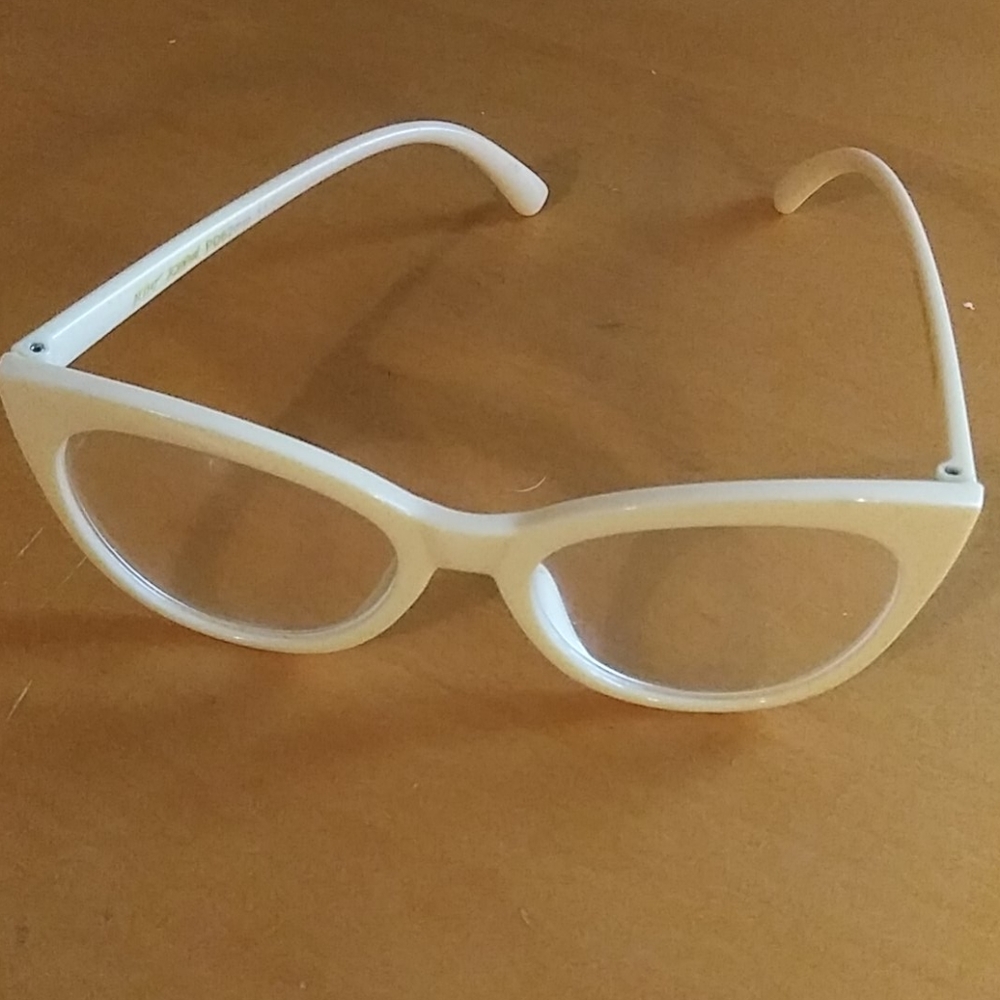 Retro cream frames